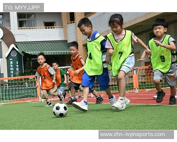 第一次踢足球的快乐与挑战让我体会到团队合作的重要性与运动的魅力